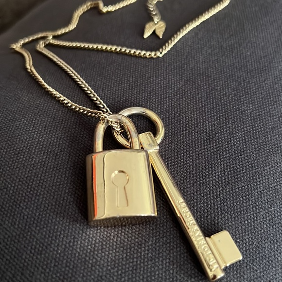 VICTORIA SECRET LOCK & KEY 🔐 NECKLACE - Picture 2 of 13